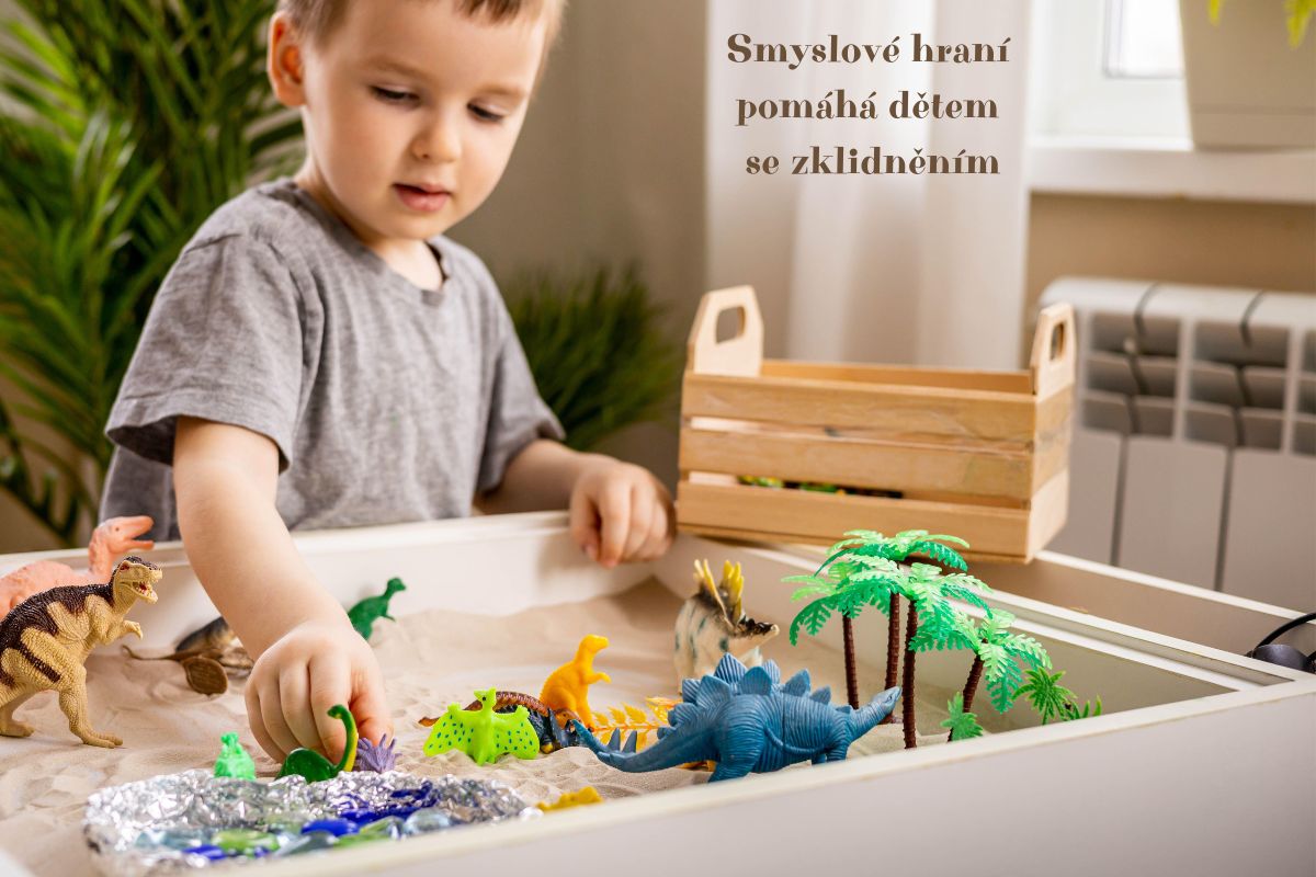 Smyslové hraní pomáhá dítěti zklidnit emoce a rozvíjet jemnou motoriku při hře doma